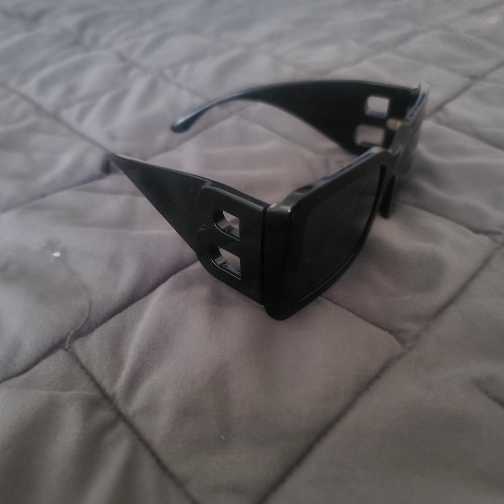SUNGLASSES